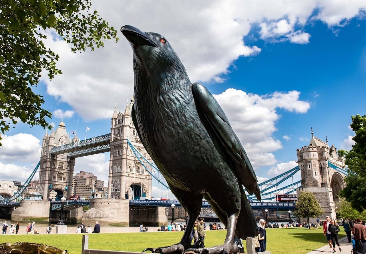 Huawei ставит в городах Великобритании статуи воронов