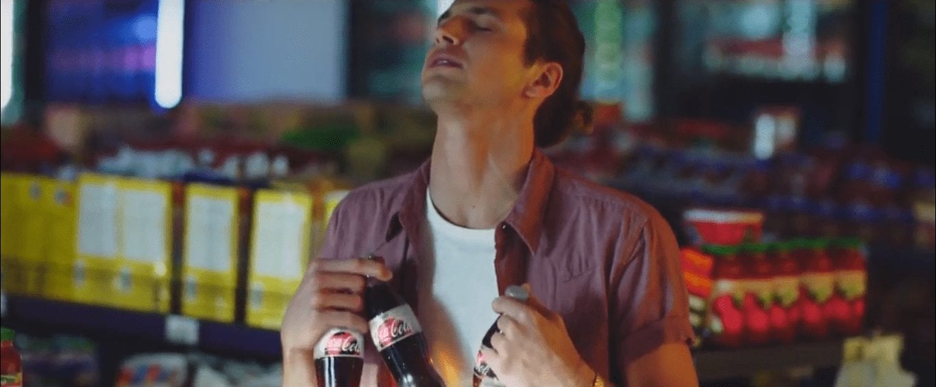 Сделай свой прогноз футбольного матча с новыми бутылочками от Coca-Cola