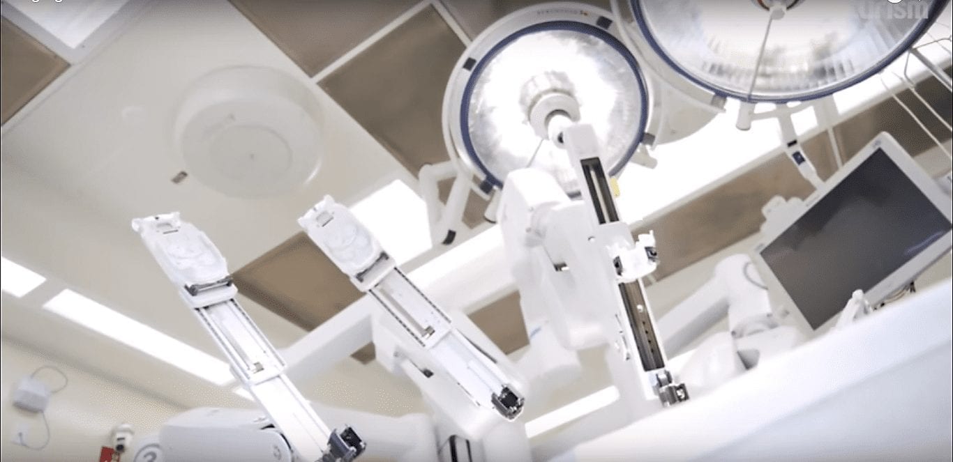 Робот-офтальмолог провел первую операцию на глазах