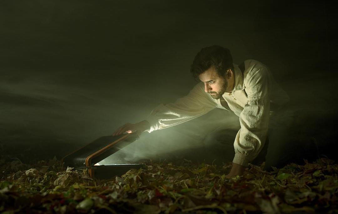 Без фотошопа: американец создал серию сюрреалистических фото в гараже