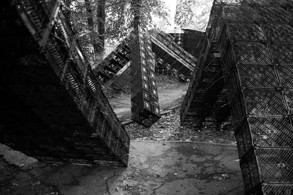 В киевском сквере появилась масштабная инсталляция «Утилитарный захват»