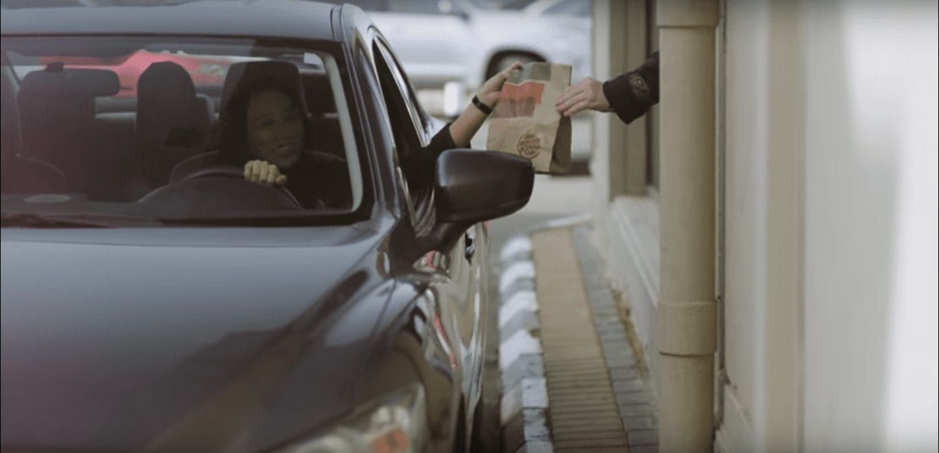 Женщине за рулем – бесплатный бургер