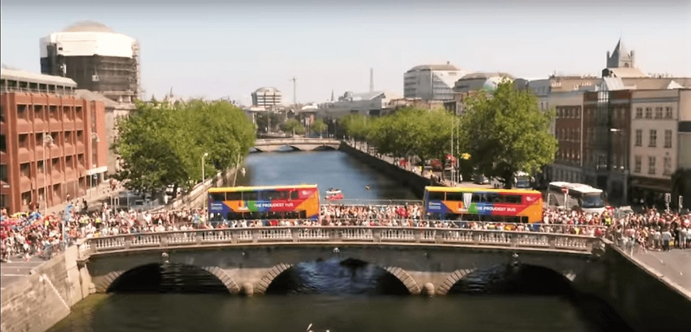 В Дублине запустили автобус для радужных отцов