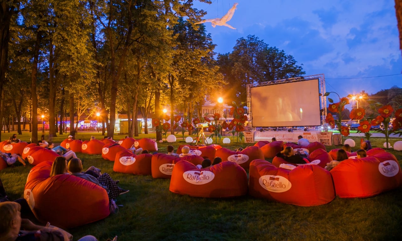 Вхід вільний: в столичному парку Шевченка влаштують романтичні кіносеанси