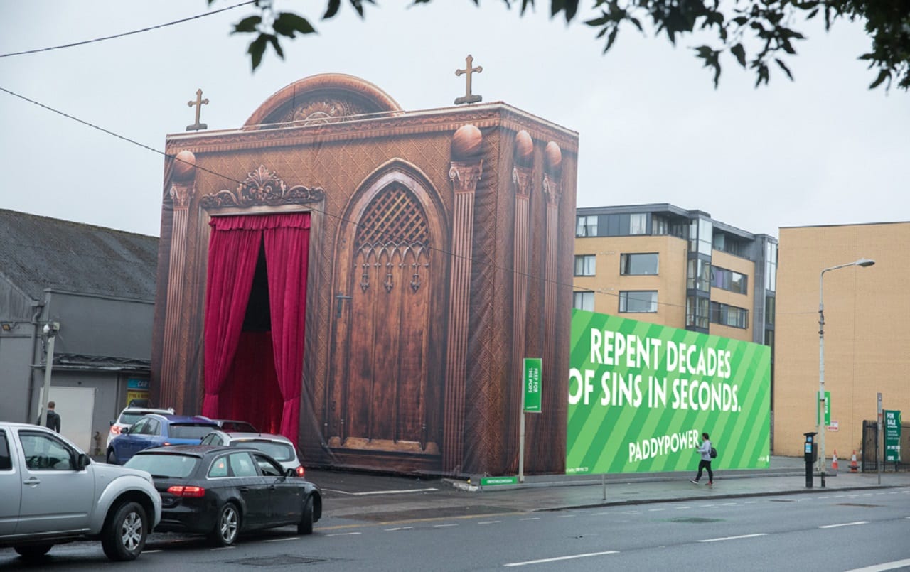 Исповедь-drive. Букмекерская контора Paddy Power предложила жителям Ирландии перед визитом Папы Римского в страну исповедоваться необычным способом.