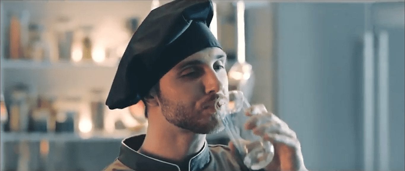 Агентство Ogilvy Ukraine сняло ролик для минеральной воды Aura.