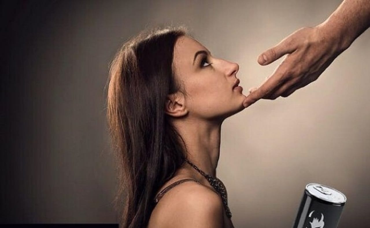 В Польше изготовителя энергетиков оштрафовали за сексистскую рекламу