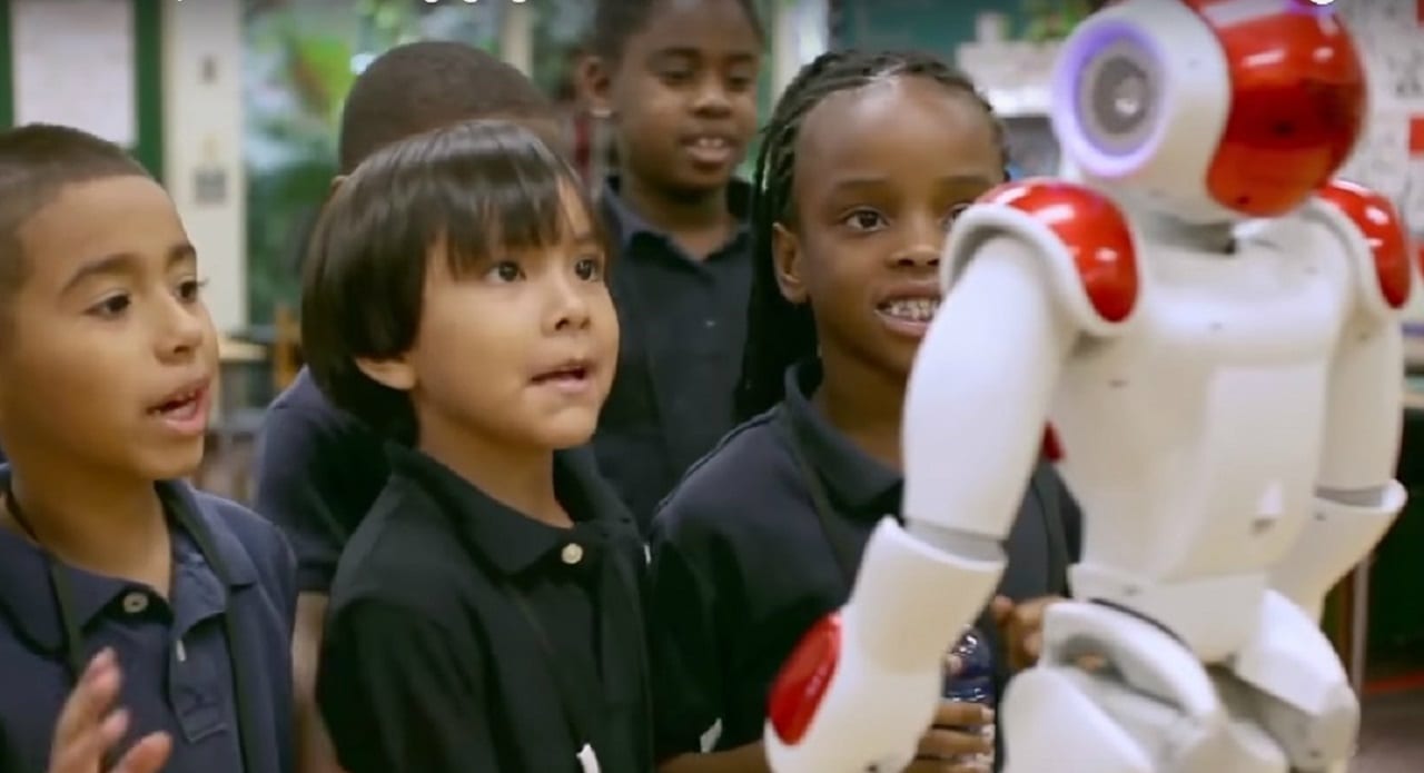 QTrobot помогает детям-аутистам усовершенствовать их социальные навыки