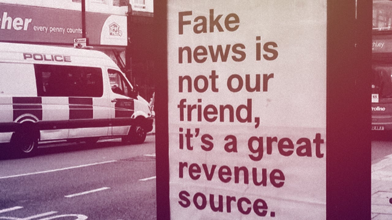 Британский художник переделал уличную рекламу Facebook с извинениями