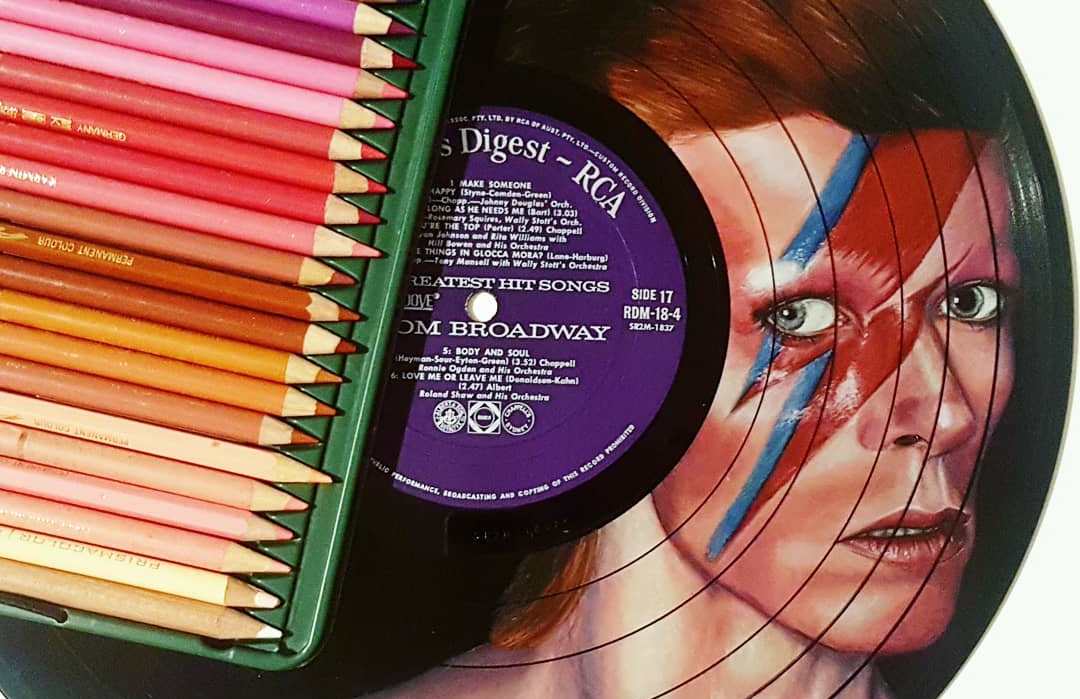 Австралийка рисует знаменитостей на виниловых пластинках