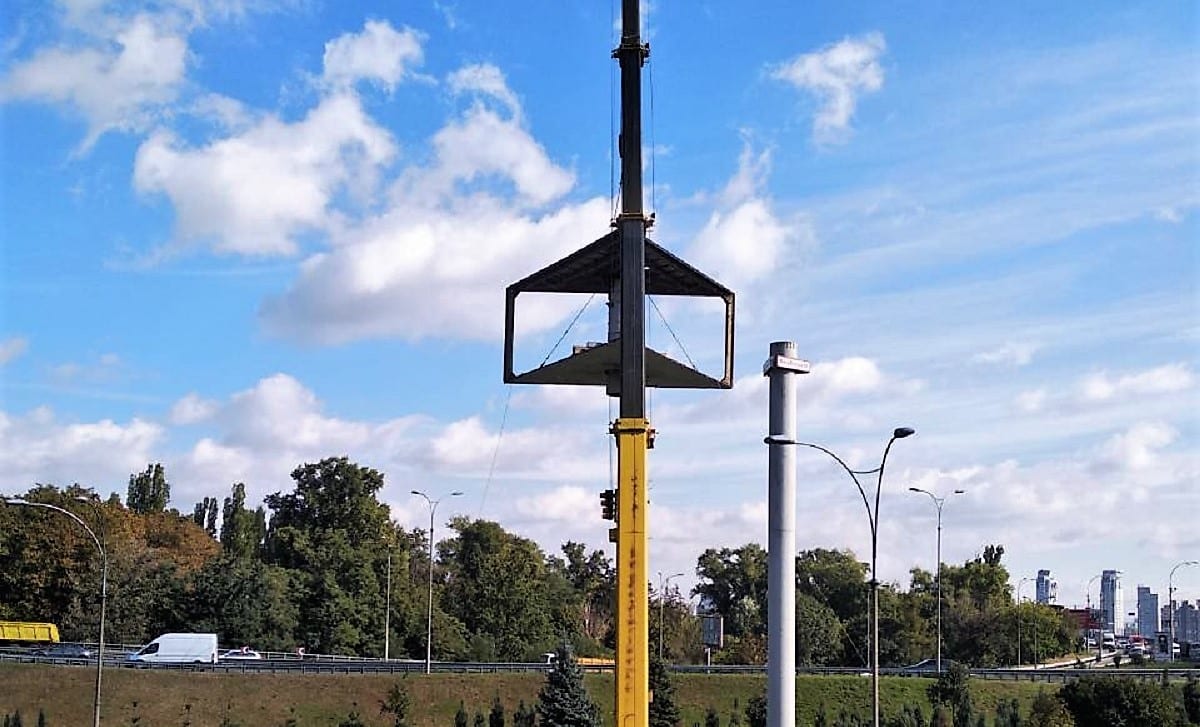 Компания BigBoard демонтировала крупногабаритный унипол на развязке моста Патона