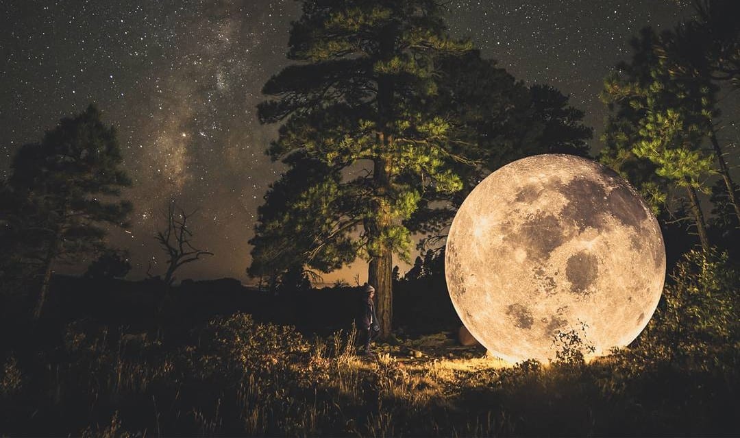 Индонезийский дизайнер выражает свою любовь к Луне с помощью Photoshop