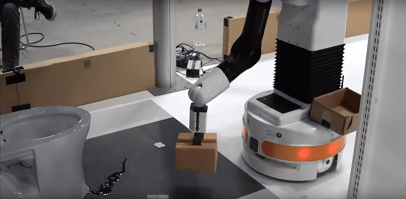 Робота научили прибираться в туалете