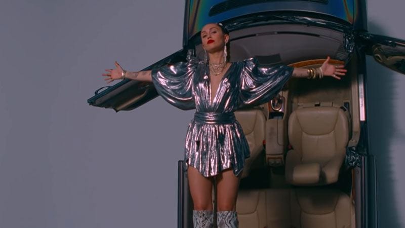 Майлі Сайрус та Марк Ронсон презентували кліп, відзнятий у Києві