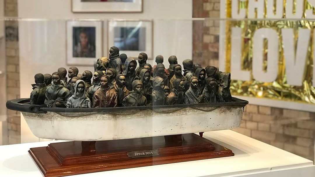 Бэнкси предлагает угадать вес его скульптуры и выиграть её