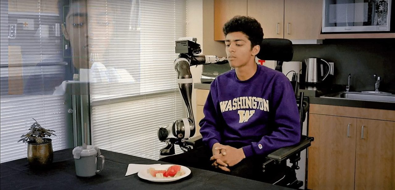 Робота научили кормить людей с вилки