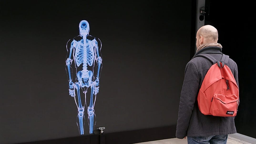 Ваша гибель под рентгеном. В Канаде запустили шокирующую кампанию для пешеходов.