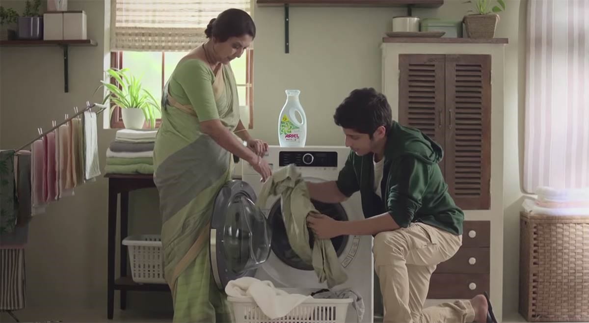 В Индии Ariel учит сыновей разделять груз домашних забот