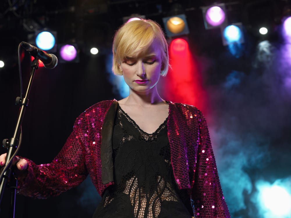 Поп-музыка становится более мрачной и агрессивной