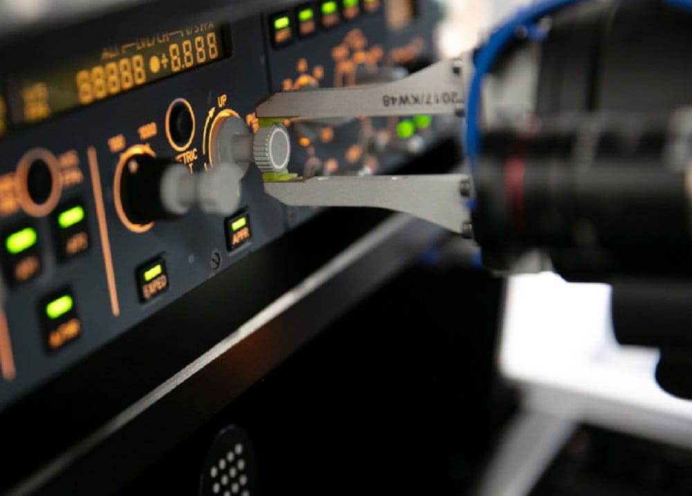 В Германии создали робота для проверки приборных досок