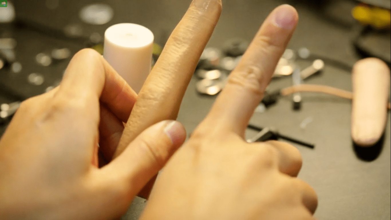 В КFC посетителям предлагают стилус-палец для смартфона