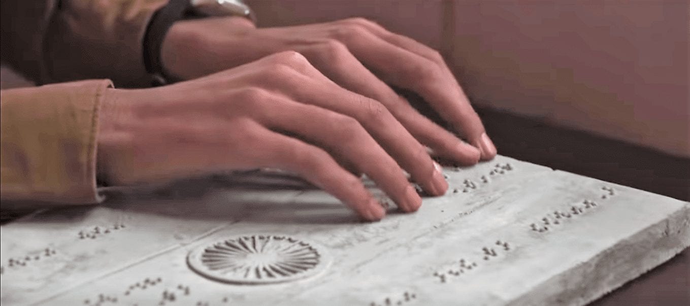 В Индии был создан «флаг без цвета» для слепых