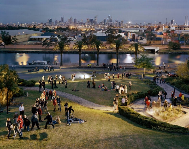 Как управлять толпой, чтобы остановить мгновение. Выставка “Теория толпы”