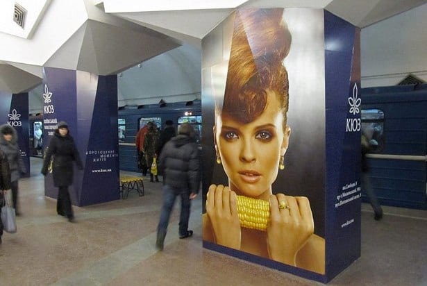 У КМДА збираються прибрати рекламу в метрополітені