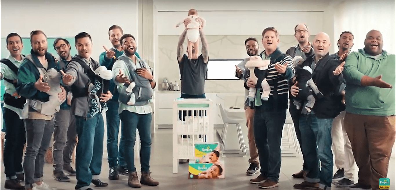 Адам Левин, Джон Ледженд и хор отцов исполнили спирчуэлс во славу памперсов
