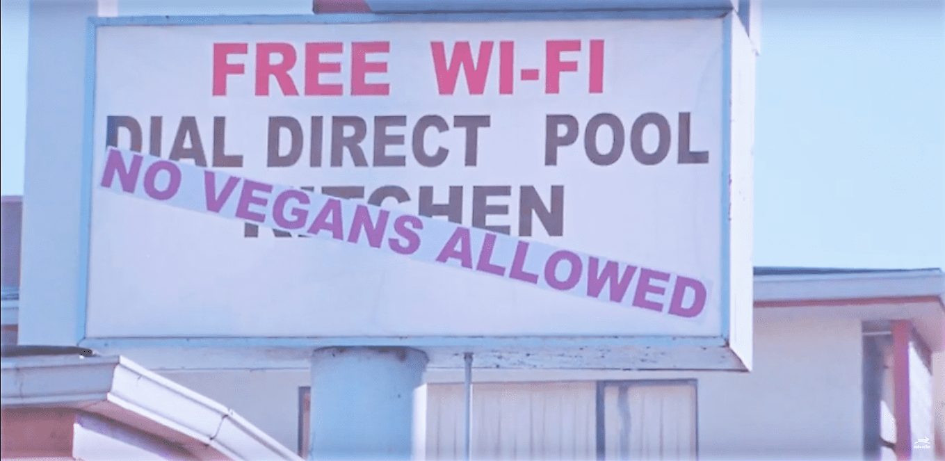 Почему веганов не селят в отелях? Скандальный репортаж от Peta