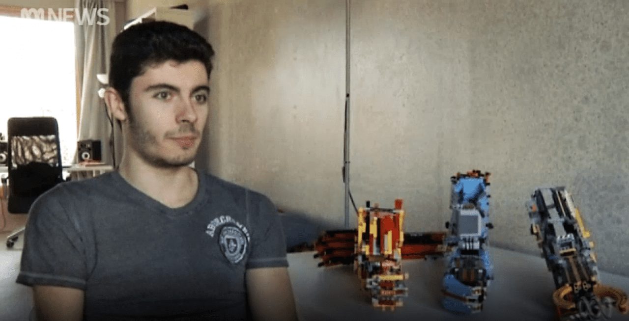 Подросток с инвалидностью сделал себе протез из Lego