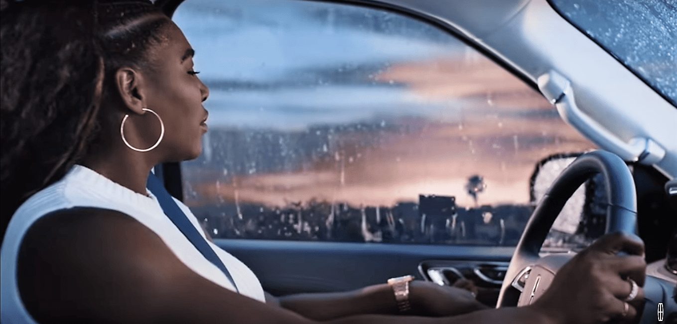 Серена Уильямс просто слушает музыку в рекламе нового Lincoln Navigator