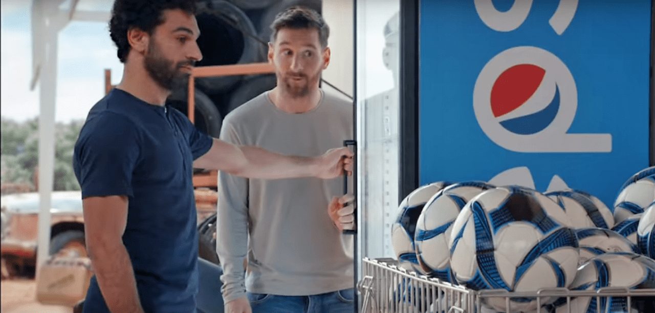 Лионель Месси и Мохаммед Салах проявили мастерство в борьбе за банку