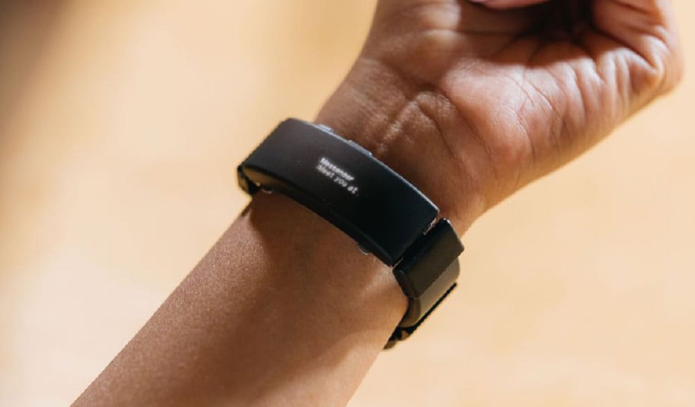 Sony представила гаджет, который превращает любые наручные часы в умные.