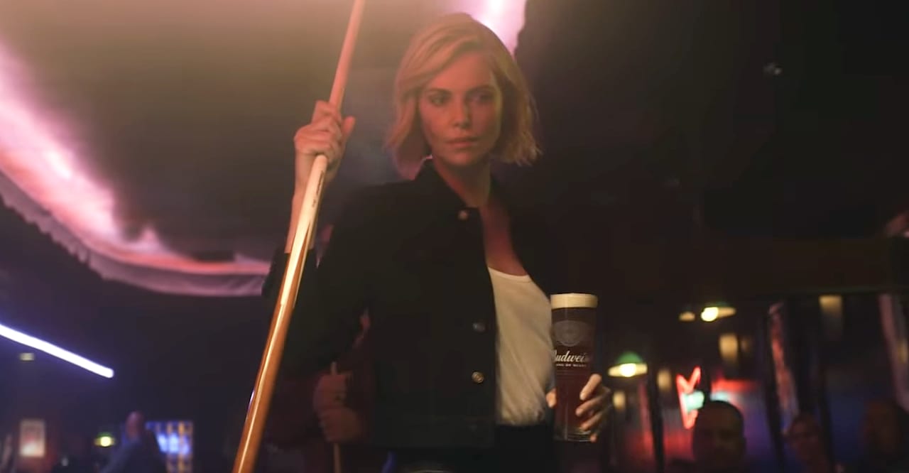 Шарлиз Терон снялась в новой рекламе Budweiser