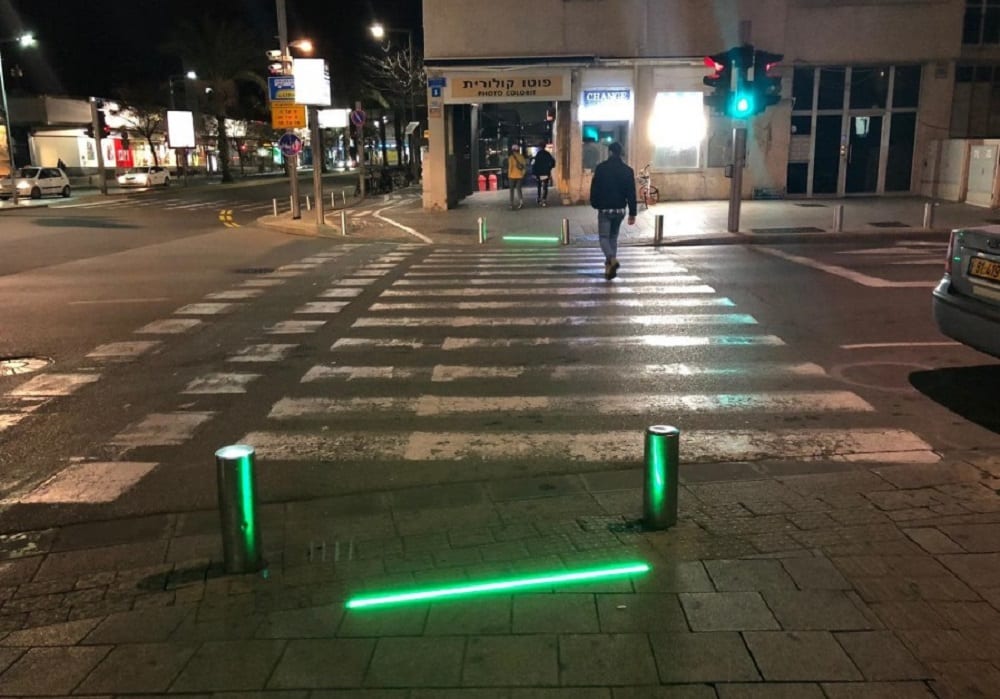 В Тель-Авиве установили светофоры для тех, кто ходит, уткнувшись в смартфон