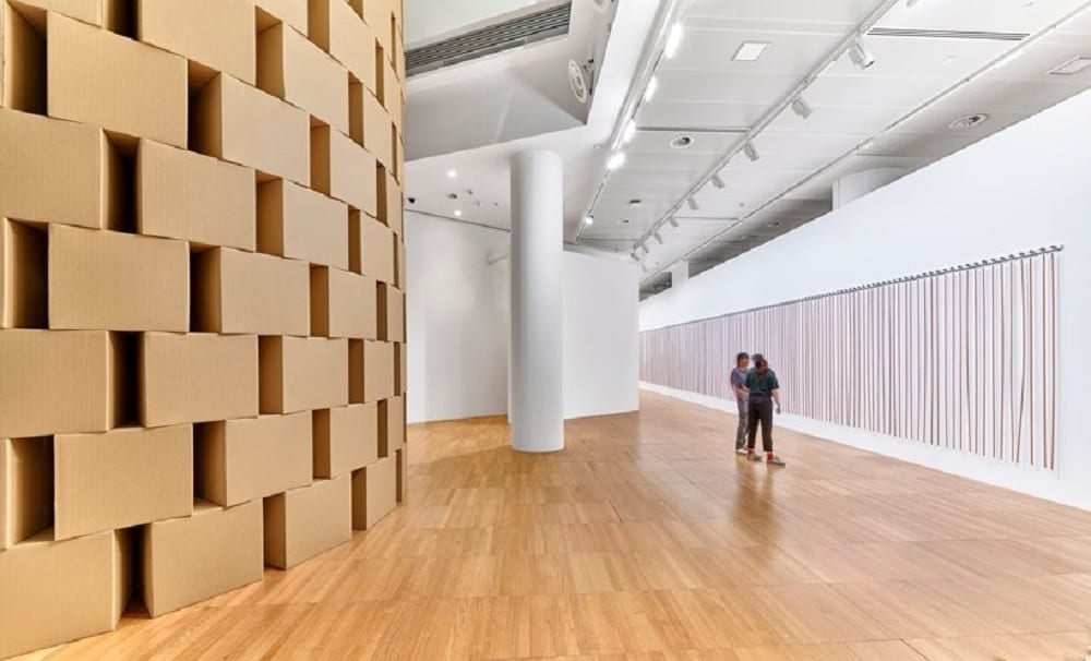 Швейцарский музыкант выставил в галерее Абу-Даби «шуршащие» скульптуры