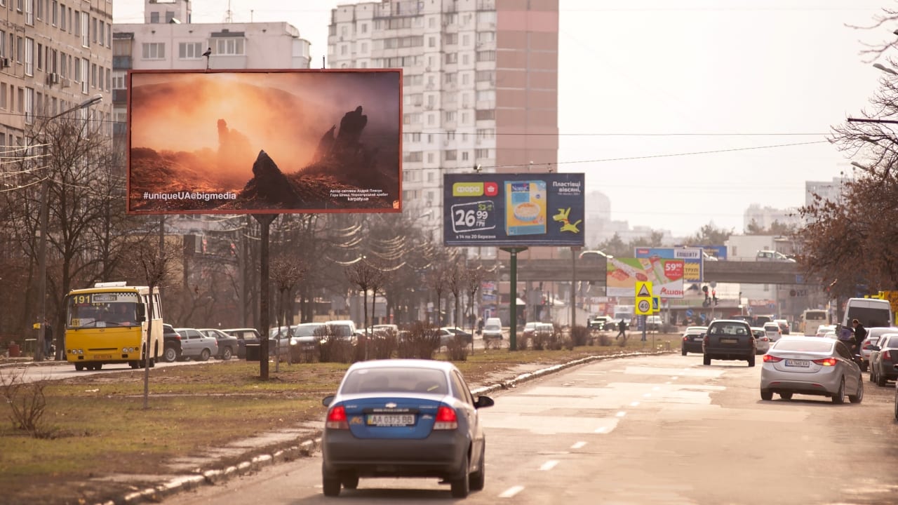 Аутдор-фотогалерея унікальних куточків України прикрасила вулиці Києва