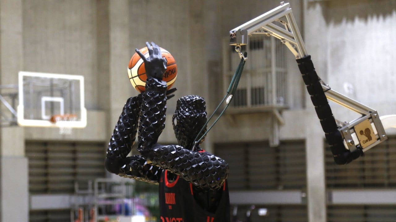 Робот-баскетболист научился выполнять трехочковые броски