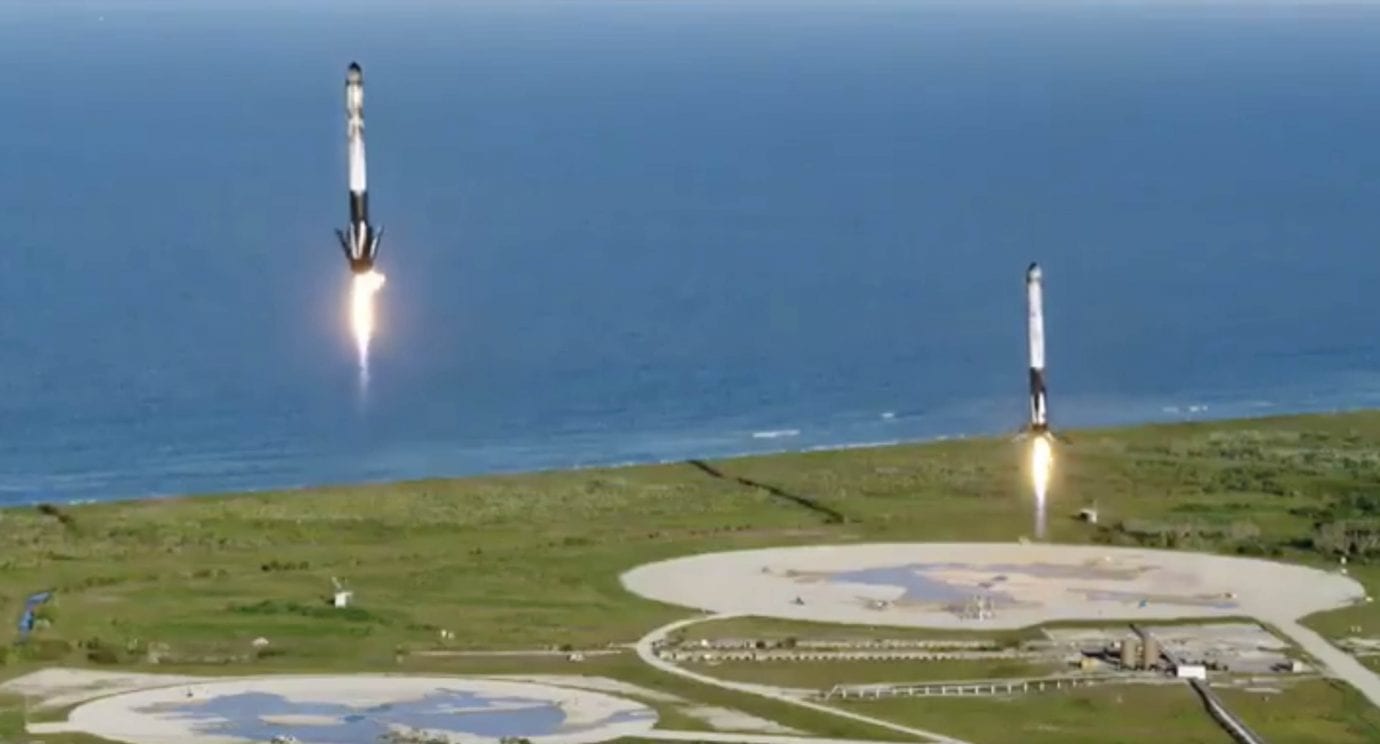SpaceX впервые удалась тройная посадка отделившихся ракетных ступеней