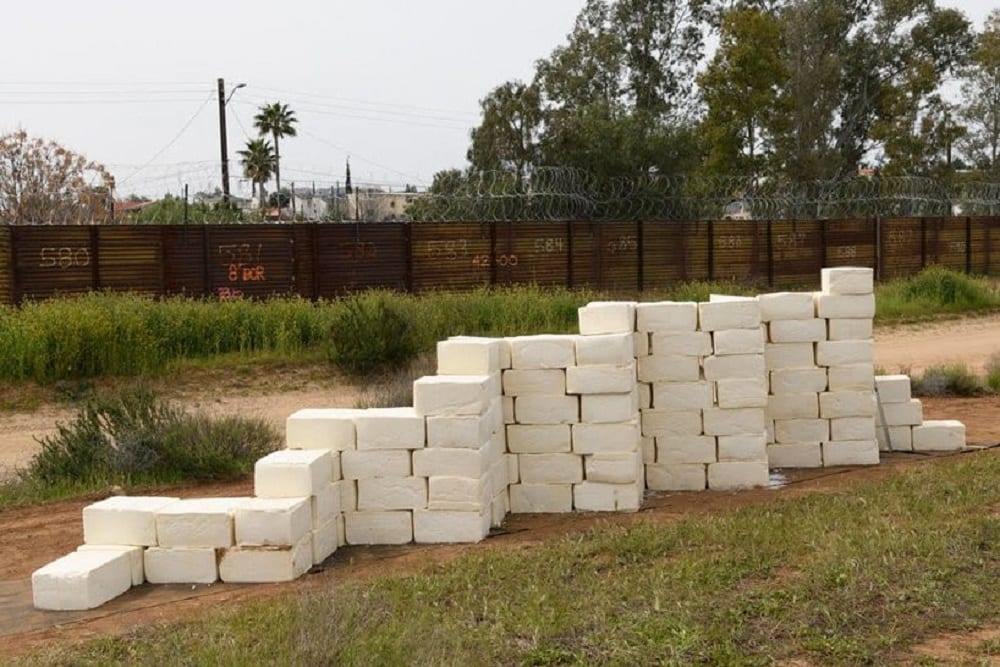 Художник Козимо Кавалларо тоже построит на границе США и Мексики стену. Из сыра.