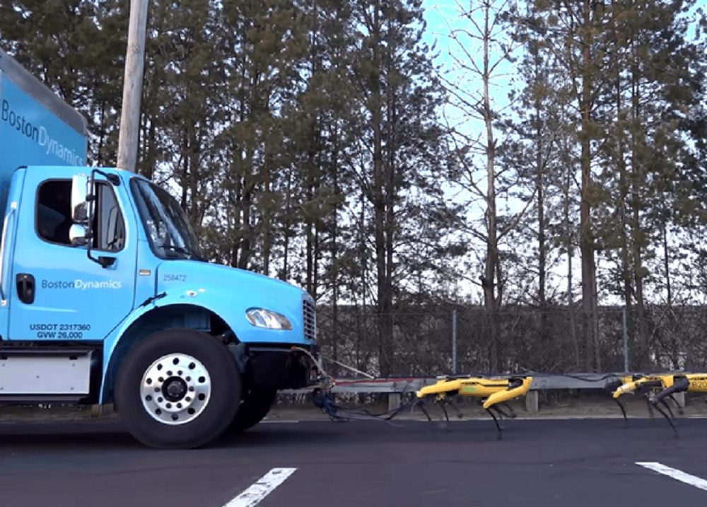 Четвероногие роботы SpotMini в упряжке отбуксировали грузовик