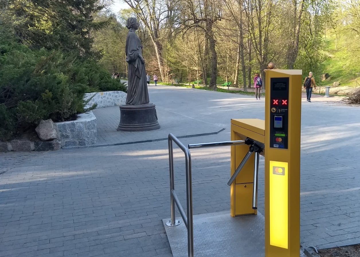 Квитки до парку «Софіївка» в Умані відтепер можна оплатити безконтактно на жовтих турнікетах