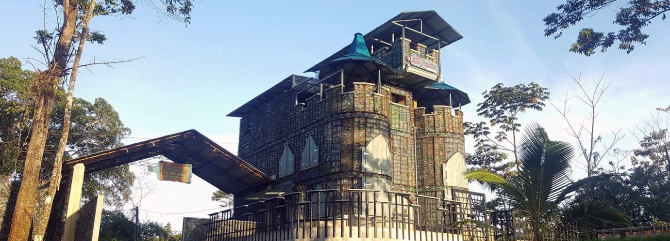 Деревня из пластиковых бутылок: что одному мусор, то другому – крыша над головой