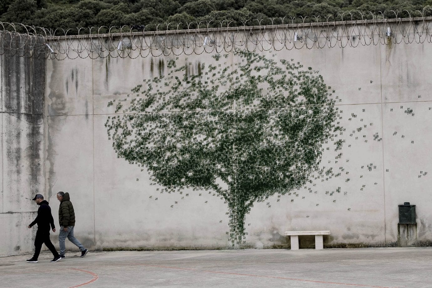 Художник Pejac вместе с заключенными разрисовал старейшую тюрьму Испании