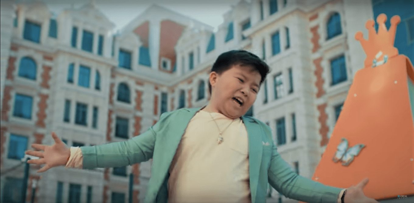 Первое опять продали. В казахской рекламе троллят российское шоу