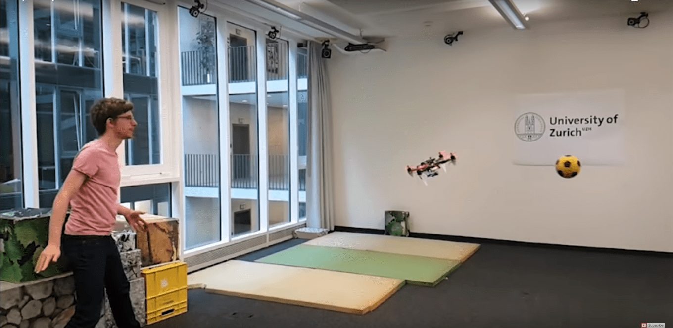 В Швейцарии дрон научили уклоняться от мяча