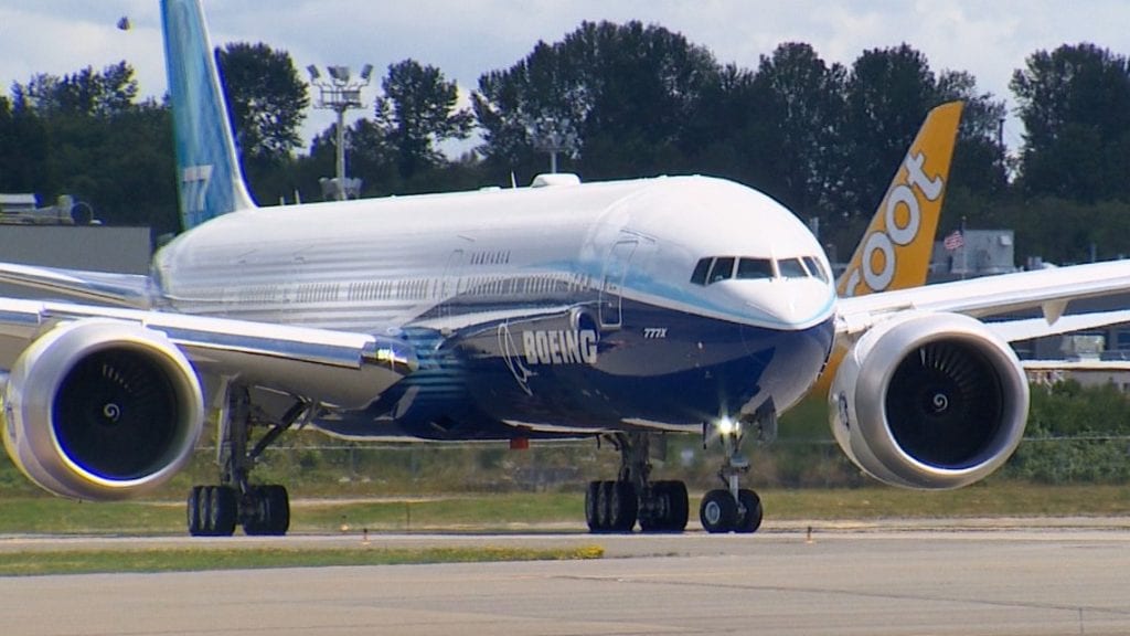 Крупнейший двухдвигательный авиалайнер совершил первые пробежки