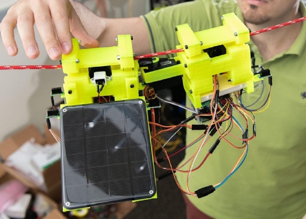 Робота-ленивца научили лазать по паутине из тросов