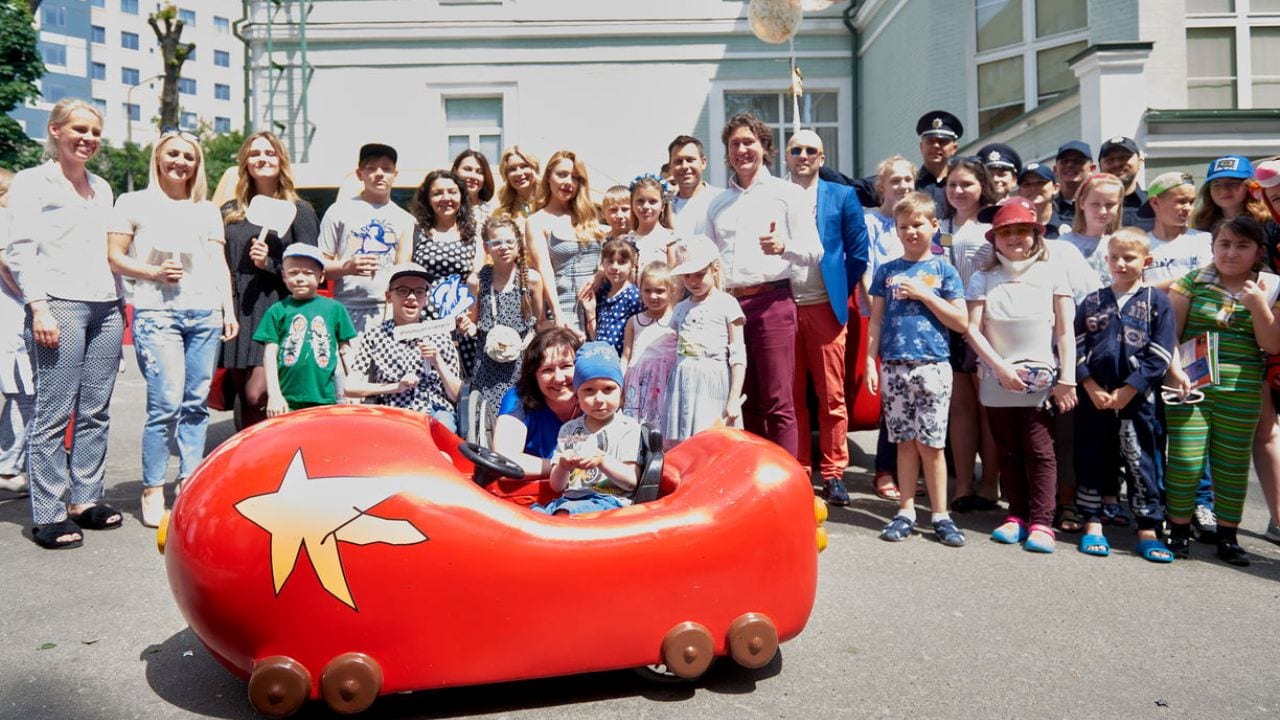 Здійснилася мрія: Тіна Кароль і Ліда Таран подарували Супермобіль дітям в Охматдиті